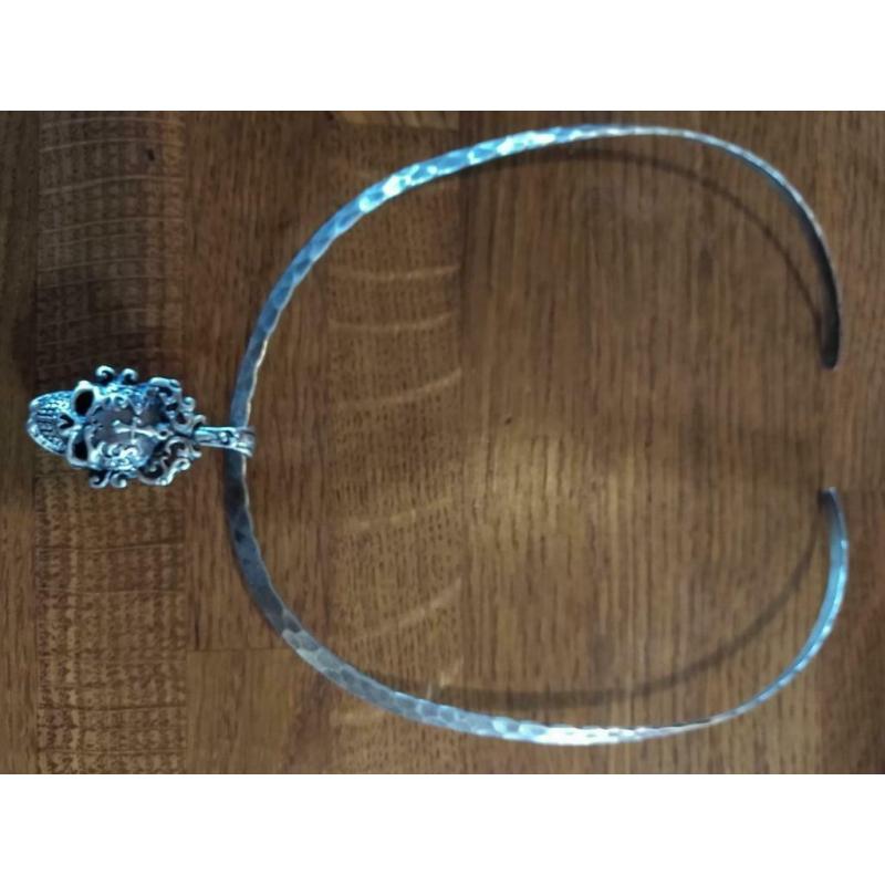 Prachtige halsband met hanger in zilver