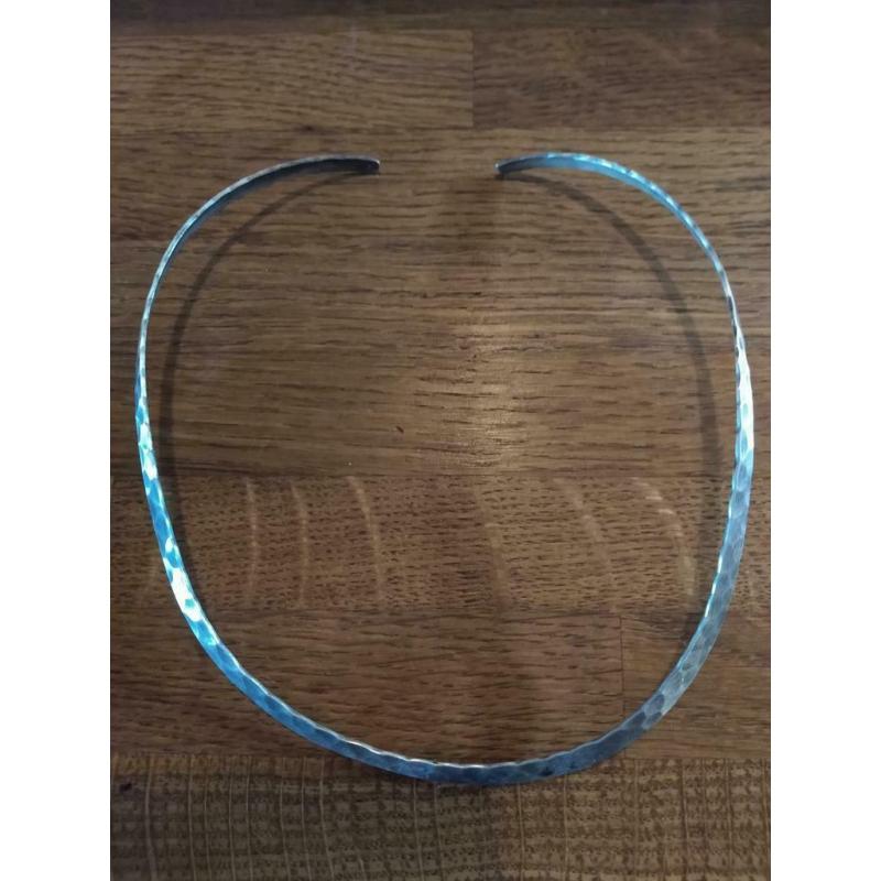 Prachtige halsband met hanger in zilver