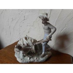 beeld in porselein bisque van LLadro H 23 cm B 20 cm