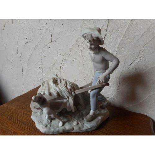 beeld in porselein bisque van LLadro H 23 cm B 20 cm