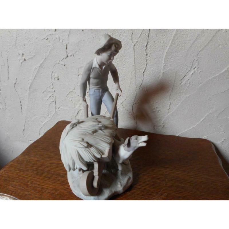 beeld in porselein bisque van LLadro H 23 cm B 20 cm