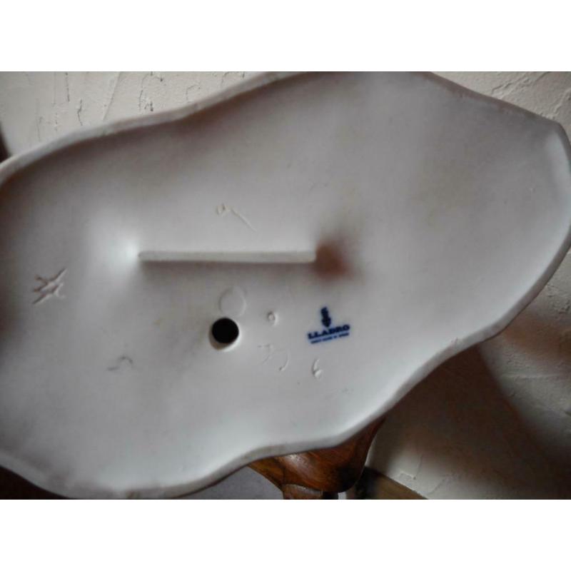 beeld in porselein bisque van LLadro H 23 cm B 20 cm
