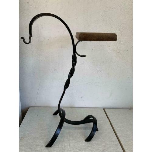 Bijzettafeltje in smeedwerk met houten plankje