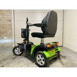 Seulement 2 ans et 380 km de scooter de mobilité mezzo