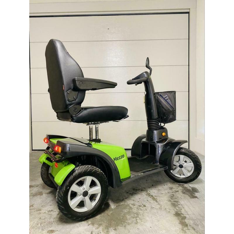 Seulement 2 ans et 380 km de scooter de mobilité mezzo