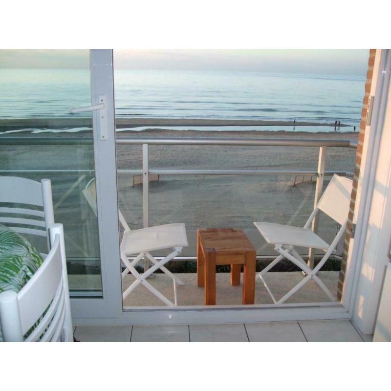 Coxyde face mer digue moderne app balcon à partir de 300€