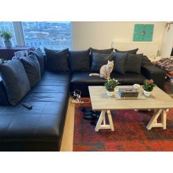 Fauteuil d’angle avec deux poufs