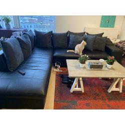 Fauteuil d’angle avec deux poufs
