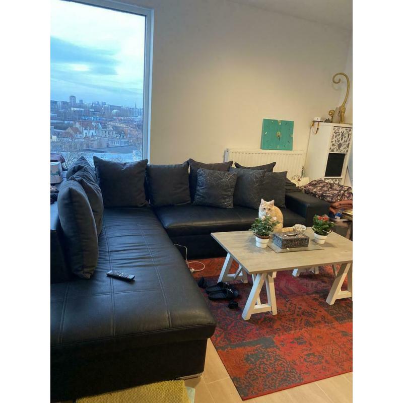 Fauteuil d’angle avec deux poufs
