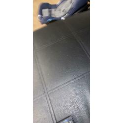 Fauteuil d’angle avec deux poufs