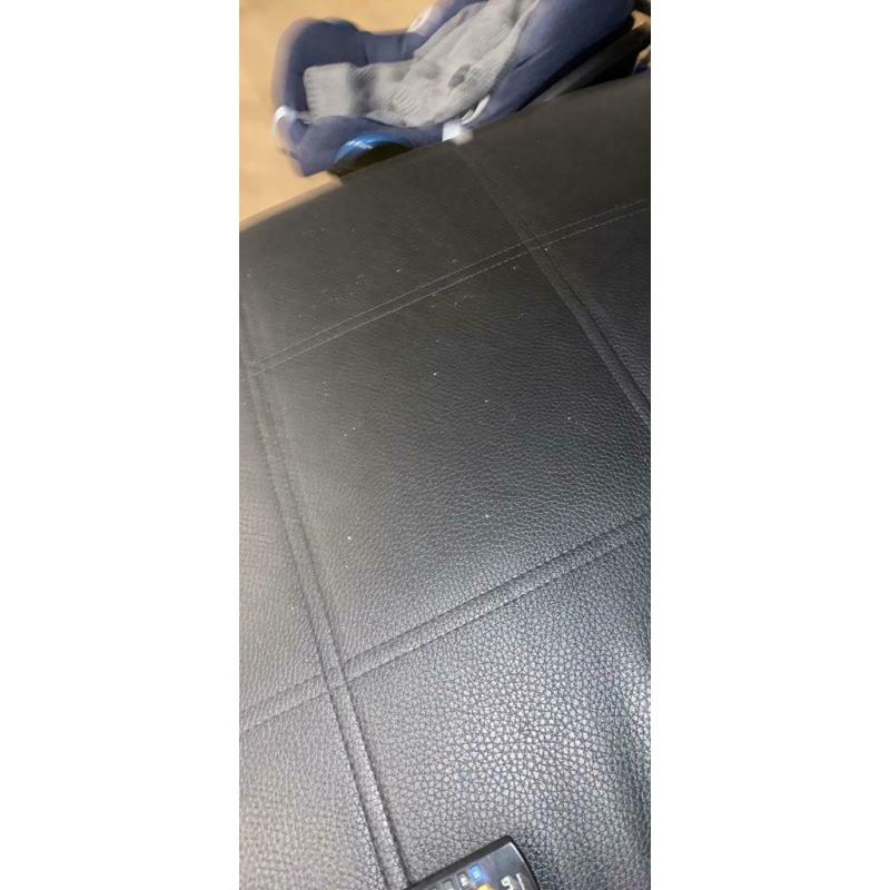 Fauteuil d’angle avec deux poufs