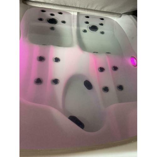 Spa 2 personnes couchée+couverture. Fonctionnement très bien