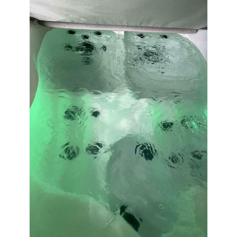 Spa 2 personnes couchée+couverture. Fonctionnement très bien