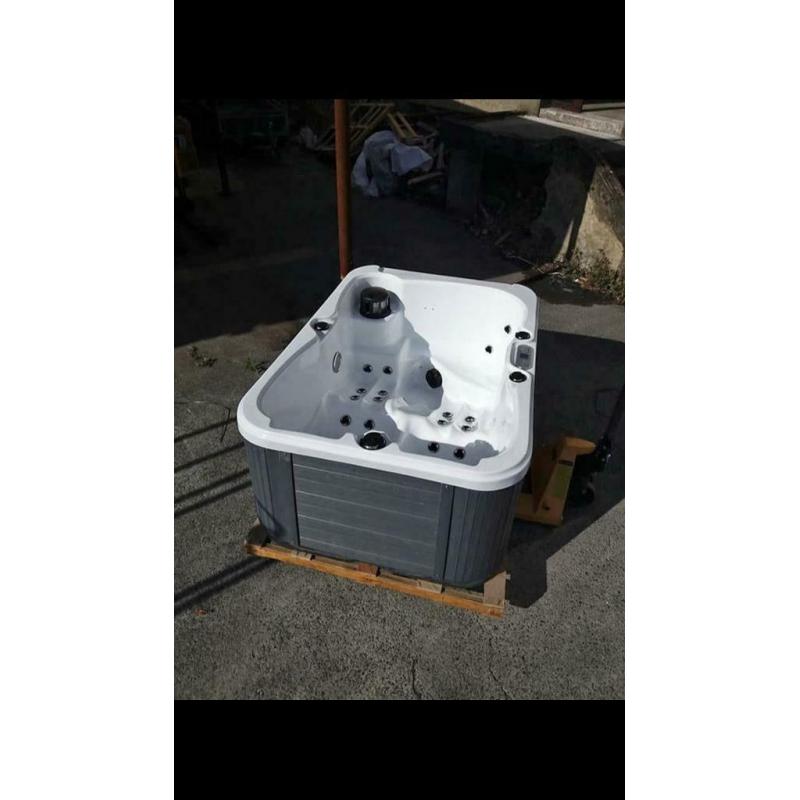 Spa 2 personnes couchée+couverture. Fonctionnement très bien