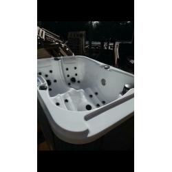 Spa 2 personnes couchée+couverture. Fonctionnement très bien
