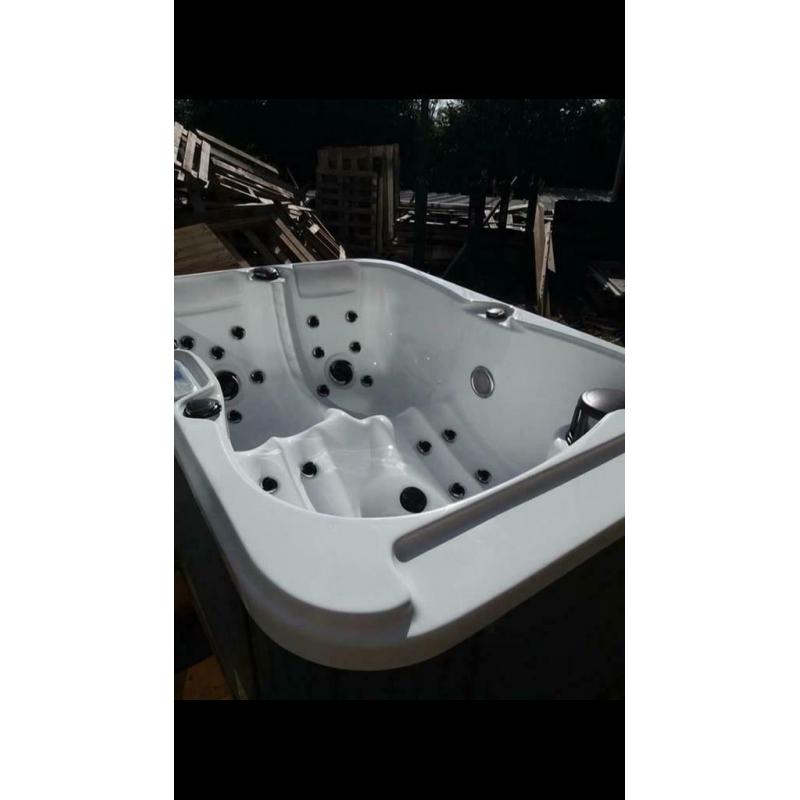 Spa 2 personnes couchée+couverture. Fonctionnement très bien